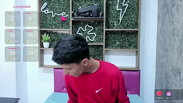 Snapshot of Max_Steell chatting on October 29, 12:31 am Max Steell online show from October 29, 12:31 am