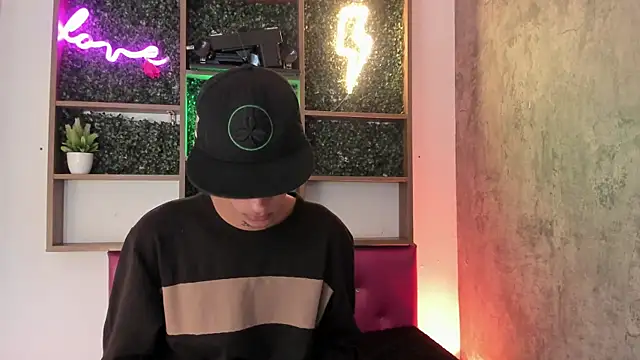 Snapshot of Max_Steell chatting on October 28, 5:50 am Max Steell online show from October 28, 5:50 am