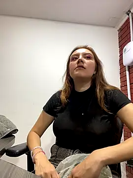 Snapshot of Adrimaretti chatting on November 26, 2:28 pm Adrimaretti online show from November 26, 2:28 pm