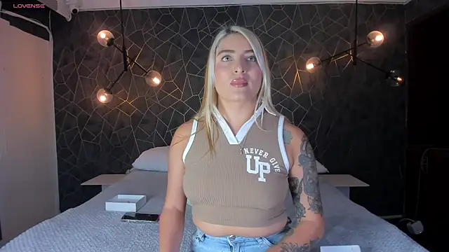 Snapshot of Thalynn_angels chatting on November 6, 8:35 pm Thalynn angels online show from November 6, 8:35 pm