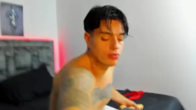 Snapshot of dante_hottx chatting on December 15, 3:23 am dante hottx online show from December 15, 3:23 am