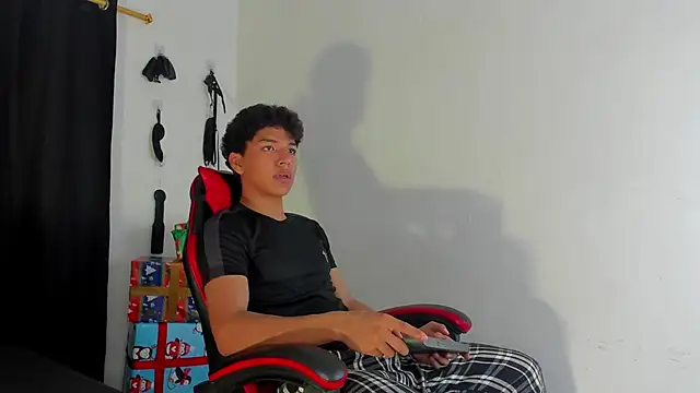 Snapshot of Maximiliano_Khalil chatting on December 14, 7:52 pm Maximiliano Khalil online show from December 14, 7:52 pm