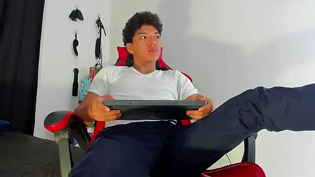 Snapshot of Maximiliano_Khalil chatting on December 15, 7:31 pm Maximiliano Khalil online show from December 15, 7:31 pm