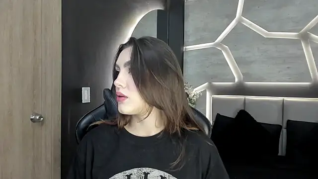 DakotaRussell  online show from January 7, 7:19 pm