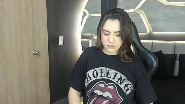 DakotaRussell  online show from January 13, 1:04 pm