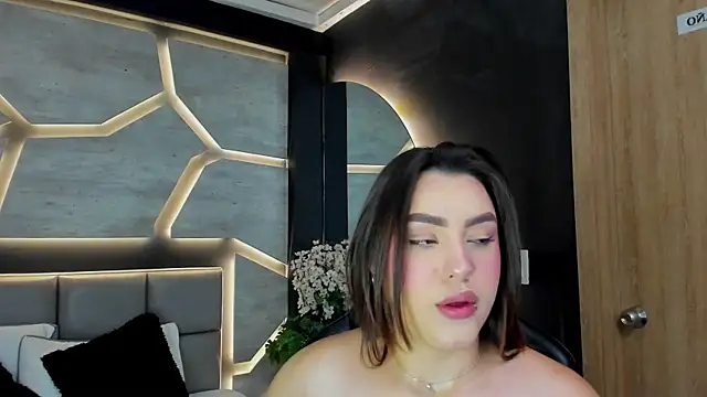 DakotaRussell  online show from February 8, 1:31 pm