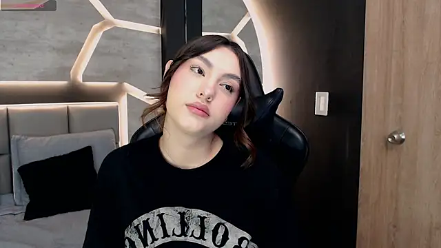 DakotaRussell  online show from December 21, 1:13 pm