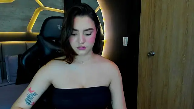 DakotaRussell  online show from February 4, 5:30 pm