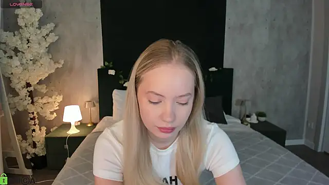 Snapshot of Melanie_Ryer chatting on December 15, 12:38 am Melanie Ryer online show from December 15, 12:38 am