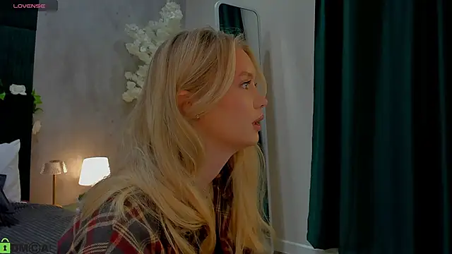 Snapshot of Melanie_Ryer chatting on November 22, 1:04 am Melanie Ryer online show from November 22, 1:04 am