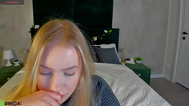 Snapshot of Melanie_Ryer chatting on December 4, 1:04 am Melanie Ryer online show from December 4, 1:04 am