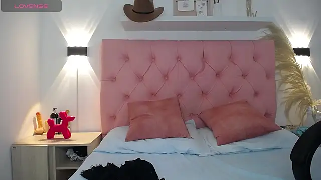 Snapshot of victoria_243 chatting on December 15, 5:57 am victoria 243 online show from December 15, 5:57 am