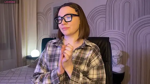 Snapshot of R_I_N_A chatting on December 3, 1:06 am R I N A online show from December 3, 1:06 am