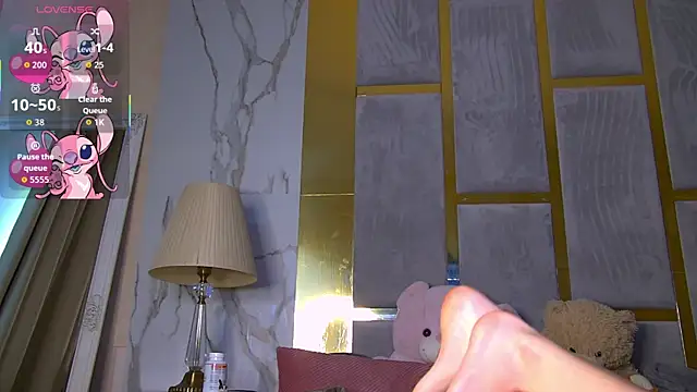 KimDesiree online show from April 17, 2:20 pm