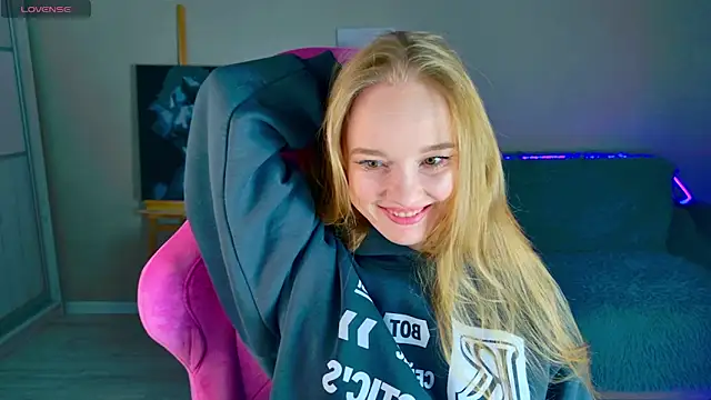 Snapshot of Shawty_Mia chatting on December 5, 2:15 pm Shawty Mia online show from December 5, 2:15 pm