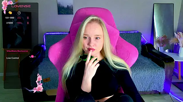 Snapshot of Shawty_Mia chatting on May 4, 2:42 pm Shawty Mia online show from May 4, 2:42 pm
