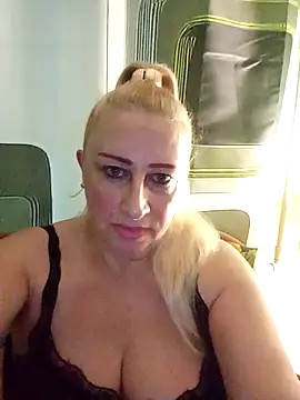 Snapshot of Esenia505 chatting on December 3, 8:36 am Esenia505 online show from December 3, 8:36 am