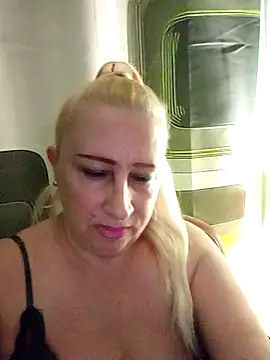 Snapshot of Esenia505 chatting on November 25, 5:08 am Esenia505 online show from November 25, 5:08 am