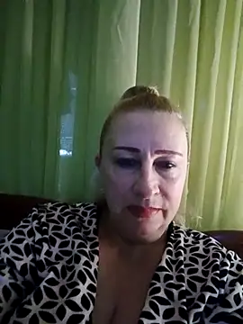 Snapshot of Esenia505 chatting on November 3, 6:07 am Esenia505 online show from November 3, 6:07 am