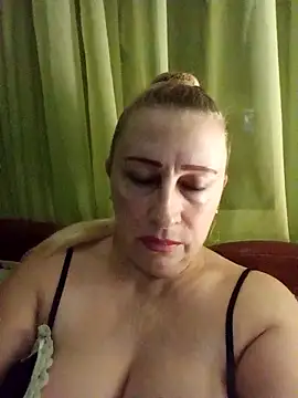 Snapshot of Esenia505 chatting on November 16, 3:33 am Esenia505 online show from November 16, 3:33 am