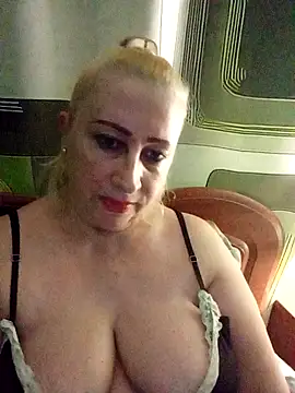 Snapshot of Esenia505 chatting on November 26, 5:24 pm Esenia505 online show from November 26, 5:24 pm