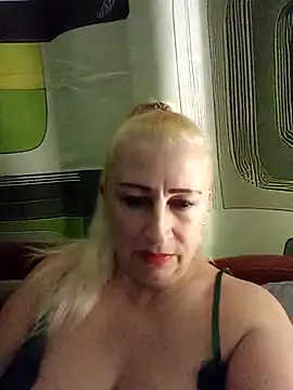 Snapshot of Esenia505 chatting on November 18, 2:42 pm Esenia505 online show from November 18, 2:42 pm