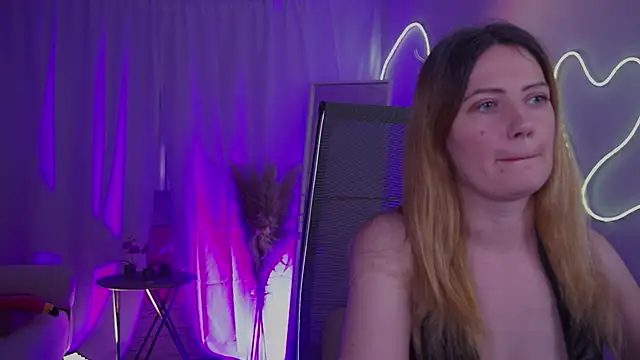 Snapshot of AleksaLaurent chatting on November 5, 6:27 am AleksaLaurent online show from November 5, 6:27 am