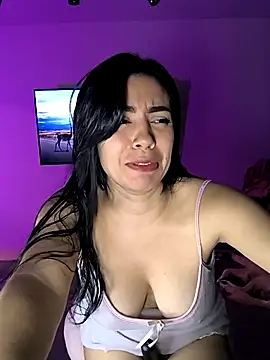 Snapshot of Sara-215 chatting on December 5, 12:43 am Sara-215 online show from December 5, 12:43 am