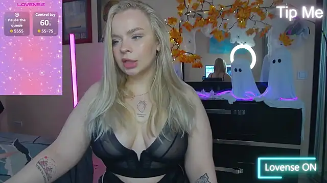 Snapshot of LisaCandy1 chatting on October 31, 8:11 am LisaCandy1 online show from October 31, 8:11 am