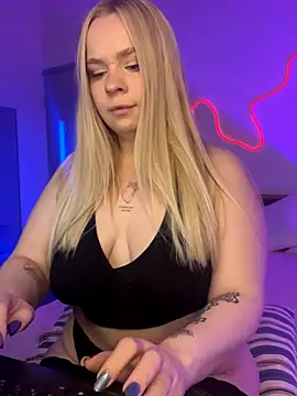 LisaCandy1 online show from December 3, 4:39 pm