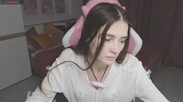 Hana Flo  online show from November 17, 1:15 pm