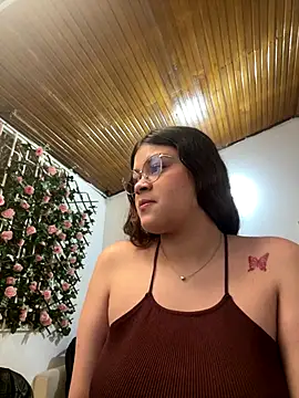 Snapshot of Tharafresneda_ chatting on October 29, 2:27 pm Tharafresneda  online show from October 29, 2:27 pm