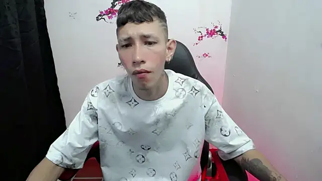 Snapshot of The_latin_boy chatting on November 1, 12:54 pm The latin boy online show from November 1, 12:54 pm