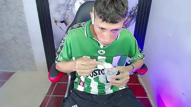 Snapshot of The_latin_boy chatting on November 26, 6:19 pm The latin boy online show from November 26, 6:19 pm