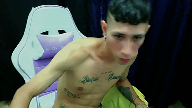 Snapshot of The_latin_boy chatting on October 29, 7:35 pm The latin boy online show from October 29, 7:35 pm