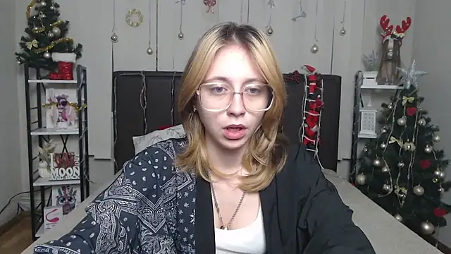 Snapshot of TracyLll chatting on December 20, 6:05 am TracyLll online show from December 20, 6:05 am