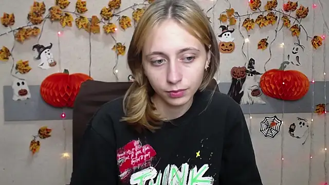 Snapshot of TracyLll chatting on November 10, 11:48 am TracyLll online show from November 10, 11:48 am