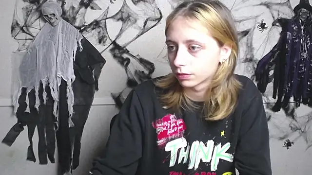 Snapshot of TracyLll chatting on November 8, 7:45 am TracyLll online show from November 8, 7:45 am