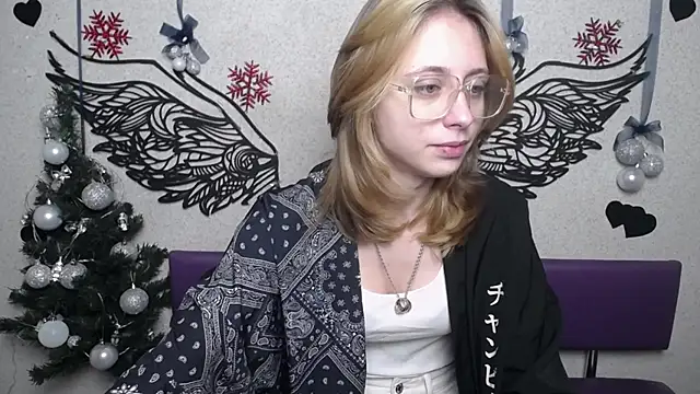 Snapshot of TracyLll chatting on December 19, 6:16 am TracyLll online show from December 19, 6:16 am