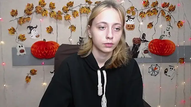 Snapshot of TracyLll chatting on November 4, 1:37 pm TracyLll online show from November 4, 1:37 pm