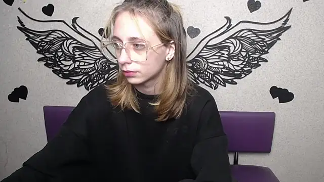 Snapshot of TracyLll chatting on December 1, 11:44 am TracyLll online show from December 1, 11:44 am