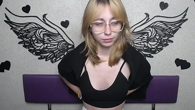 Snapshot of TracyLll chatting on December 2, 12:18 pm TracyLll online show from December 2, 12:18 pm