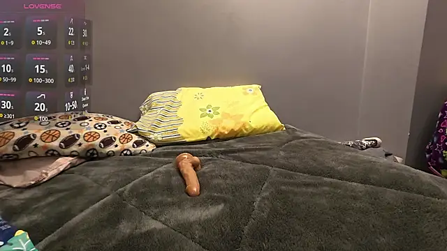 Snapshot of RoomHot404 chatting on March 1, 4:01 am RoomHot404 online show from March 1, 4:01 am