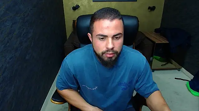 Snapshot of HayesWood chatting on October 31, 5:59 am HayesWood online show from October 31, 5:59 am