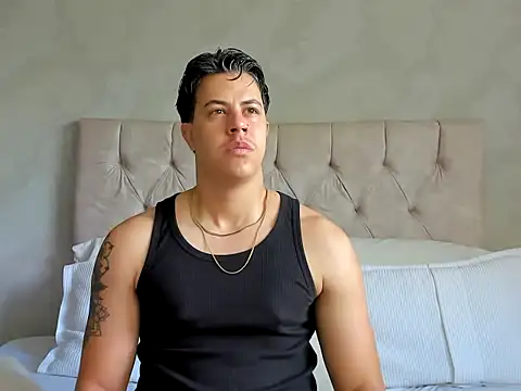 Snapshot of Louis_Bran chatting on November 4, 1:37 pm Louis Bran online show from November 4, 1:37 pm