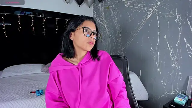 LilithLuxorr online show from December 4, 1:32 pm