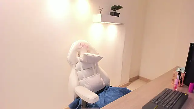 Snapshot of Julietta01 chatting on December 14, 3:28 pm Julietta01 online show from December 14, 3:28 pm