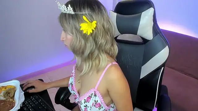 Snapshot of Julietta01 chatting on November 21, 7:35 pm Julietta01 online show from November 21, 7:35 pm