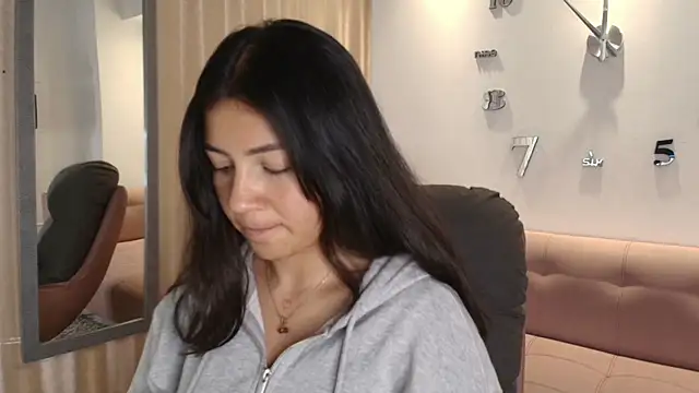 KamyGlam online show from April 9, 8:04 pm