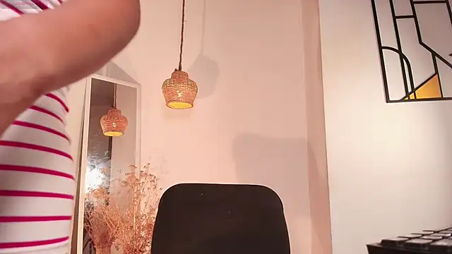 Snapshot of Ebonyswet_ chatting on December 3, 8:19 pm Ebonyswet online show from December 3, 8:19 pm